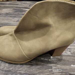 Elegant Tan Ankle Boots